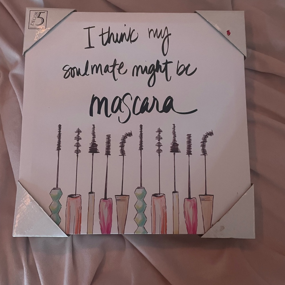 mascara wall decor